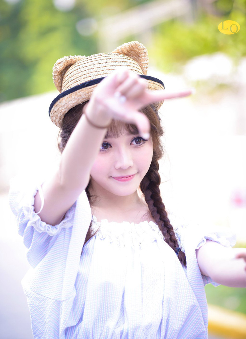 命运如同手中的掌纹，无论多曲折，终掌握在自己手中。